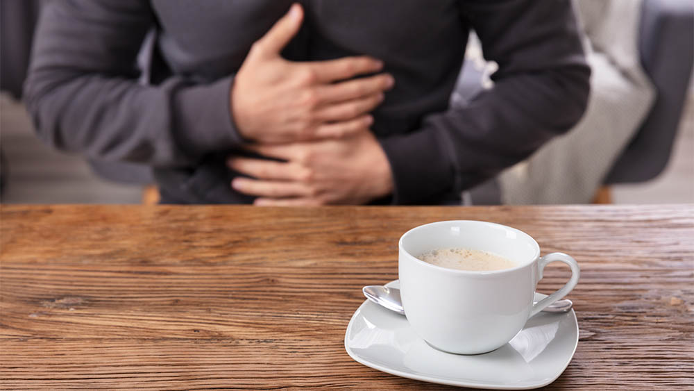Tomar café faz parte da rotina que piora os sintomas da gastrite